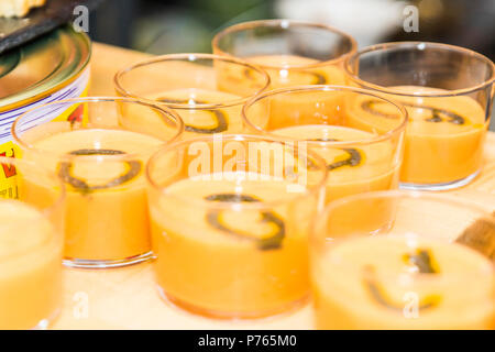 Mehrere spanische Tapas genannt Pintxos des Baskenlandes Stockfoto