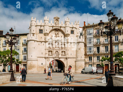 Burgos, Spanien - 13. Juni, 2018: Arco de Santa Maria in Burgos, Spanien, ist einem der 12 mittelalterlichen Tore in die Stadt im Mittelalter Stockfoto