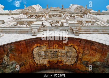 Burgos, Spanien - 13. Juni, 2018: Arco de Santa Maria in Burgos, Spanien, ist einem der 12 mittelalterlichen Tore in die Stadt im Mittelalter Stockfoto