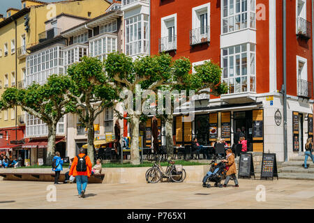 Burgos, Spanien - 13. Juni, 2018: Touristen in der historischen Altstadt von Burgos, Spanien im Frühling Stockfoto