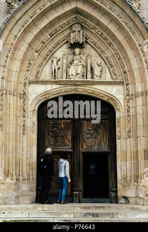 Burgos, Spanien - 13. Juni, 2018: Touristen vor der Iglesia de San Nicolas de Bari, Burgos, Spanien Stockfoto