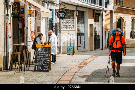 Burgos, Spanien - 13. Juni, 2018: Asiatische Pilger auf dem Camino de Santiago Jakobsweg im historischen Zentrum von Burgos, Spanien Stockfoto