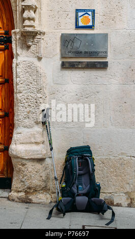 Burgos, Spanien - 13. Juni, 2018: Hiker's Rucksack und Spazierstock in Burgos, Spanien, wichtige Ziel entlang des Camino de Santiago Jakobsweg Stockfoto