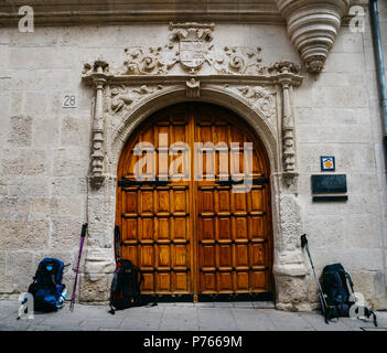 Burgos, Spanien - 13. Juni, 2018: Wanderer' Rucksack und Wanderstöcken in Burgos, Spanien, wichtige Ziel entlang des Camino de Santiago Jakobsweg Stockfoto