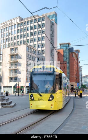 Modernen Metrolink tram herauf Passagiere an St. Peters Square im Zentrum von Manchester, Großbritannien Stockfoto