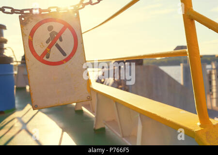 Warnung auf der Personenfähre Schild auf das Verbot der Passage Stockfoto