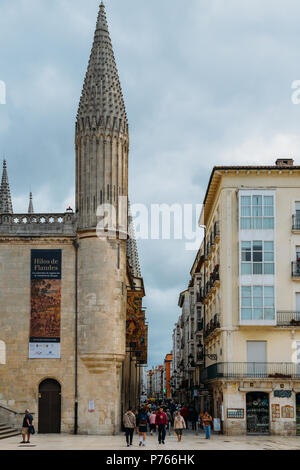 Burgos, Spanien - 13. Juni, 2018: Commercial Street im historischen Zentrum von Burgos, Spanien Stockfoto