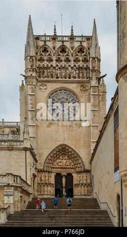 Burgos, Spanien - 13. Juni 2018: 13. Jahrhundert Kathedrale von Burgos ist hervorragend für die Eleganz und Harmonie seiner Architektur - UNESCO-Welterbe d Stockfoto