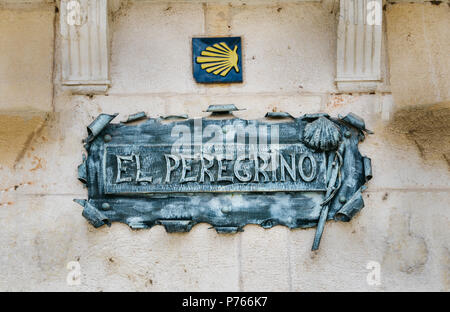 Burgos, Spanien - 13. Juni, 2018: Camino de Santiago Jakobsweg Shell, der Weg der Pilgernden, Burgos, Spanien. El Pelegrino bedeutet die Pilgri Stockfoto