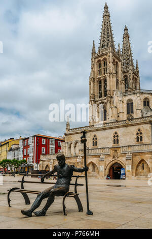 Burgos, Spanien - 13. Juni, 2018: Müde Pilger statue am Plaza Rey San Fernando in Burgos, Spanien. Camino de Santiago Jakobsweg Referenz Stockfoto