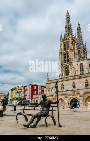 Burgos, Spanien - 13. Juni, 2018: Müde Pilger statue am Plaza Rey San Fernando in Burgos, Spanien. Camino de Santiago Jakobsweg Referenz Stockfoto