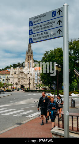 Burgos, Spanien - 13. Juni, 2018: Pilgern auf dem Camino de Santiago Jakobsweg in der historischen Altstadt von Burgos, Spanien. Selektiver Fokus auf Si Stockfoto