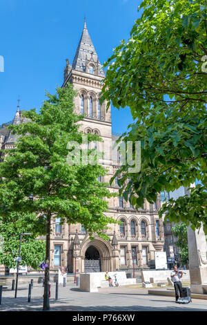 Teil Rathaus von Manchester eingebettet zwischen Bäumen am Rande von St Peters Square, Manchester, UK Stockfoto
