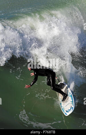 Surfen im Winter in New Brighton Beach, Christchurch, Neuseeland Stockfoto