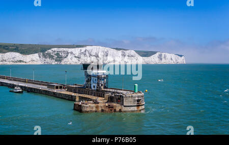 Blick auf die weißen Klippen von Dover von der Fähre Docking in Dover Hafen in Dover, Kent, Großbritannien am 30. Juni 2018 getroffen Stockfoto