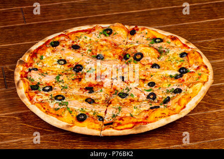 Pizza mit Lachs und schwarzen Oliven Stockfoto