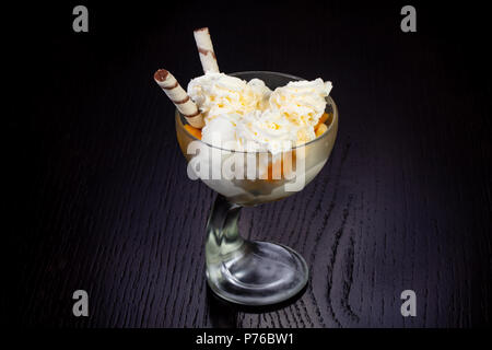 Leckeres Eis mit Pfirsich und Schokolade Rollen Stockfoto
