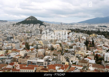 Athen, Griechenland - 29. März 2015: Panoramablick auf Athen und den Lycabettus Hügel im Frühjahr. Lycabettus Hügel ist der höchste Punkt im Zentrum von Athen. Stockfoto