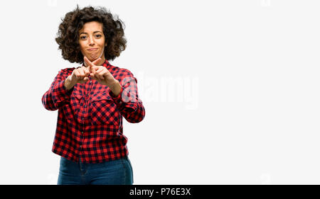 Schöne arabische Frau mit schlechter Haltung, STOP-Schild mit Hand genervt, nein zu sagen, und die Sicherheit, die Verteidigung oder Beschränkung, vielleicht drücken Stockfoto