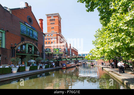 Birmingham, Vereinigtes Königreich: 29. Juni 2018: Das restaurierte Kanalsystem in Birmingham ist ein National Heritage Landmark und wo die Worcester und Birmingham. Stockfoto