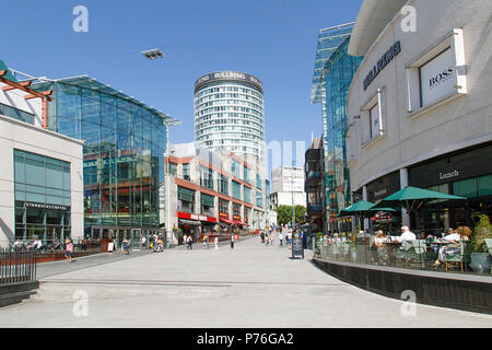 Birmingham, Vereinigtes Königreich: 29. Juni 2018: Der Bullring Shopping Centre - Birmingham. Menschen Einkaufen in der Fußgängerzone in der Nähe der Grand Central Station. Stockfoto