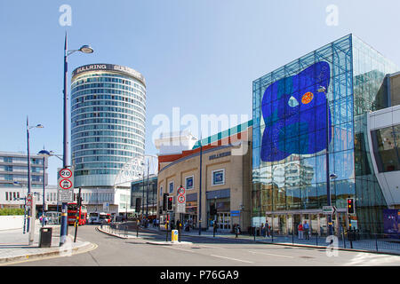 Birmingham, Vereinigtes Königreich: 29. Juni 2018: Der Bullring Shopping Centre - Birmingham. Menschen, die über die Straße zum Grand Central Station auf Smallbrook Queensway. Stockfoto