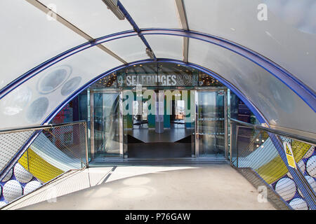 Birmingham, Vereinigtes Königreich: 29. Juni 2018: Kaufhaus Selfridges - Teil der Bullring Shopping Centre. Den Fußgängertunnel der mehrstöckiges Parkhaus. Stockfoto