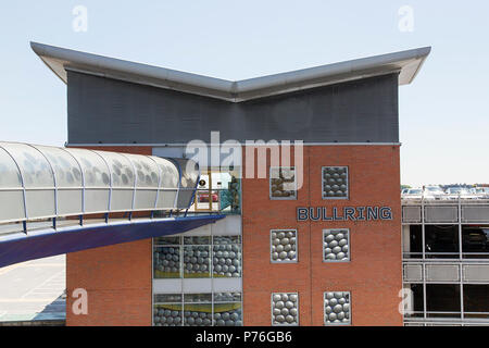 Birmingham, Vereinigtes Königreich: 29. Juni 2018: Selfridges Moor Street Car Park. Ein bequem gelegenes Parkhaus gegenüber des legendären Selfridges Gebäude. Stockfoto