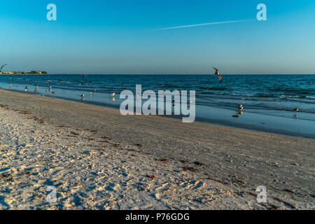 Zu Fuß den Strand in Treasure Island Florida und Abfangen eines erstaunlichen Sonnenuntergang Stockfoto