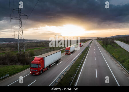 Wohnwagen oder LKW-Konvoi der roten Linie auf der Autobahn Stockfoto