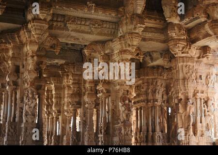 Spektakuläre Aussicht auf 1000 musikalischen Säulen in Vijay Vitthala Temple, Hampi - Karnataka. Stockfoto