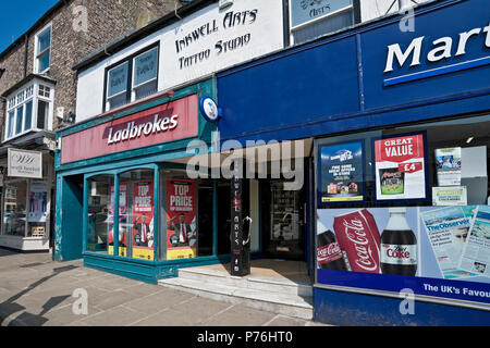 Ladbrokes betting shop shop Marktplatz Thirsk North Yorkshire England UK Vereinigtes Königreich GB Grossbritannien Stockfoto