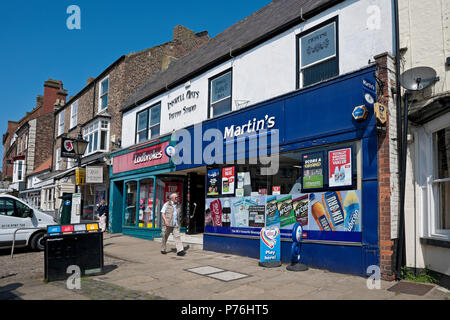 Martins Supermarkt und Ladbrokes betting shop shop Marktplatz Thirsk North Yorkshire England UK Vereinigtes Königreich GB Grossbritannien Stockfoto