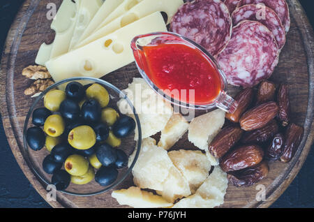 Holzbrett mit mediterranen Vorspeisen, Tapas und Antipasti. Verschiedene Bankett Essen im italienischen Stil eingerichtet. Leckerer Snack auf Party oder Picknick. C Stockfoto