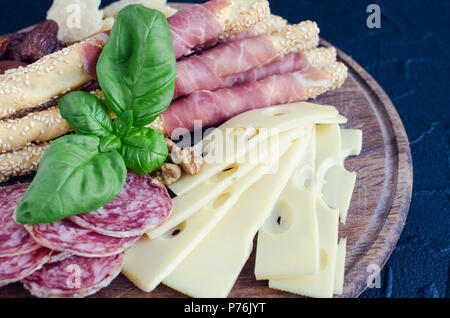 Holzbrett mit mediterranen Vorspeisen, Tapas und Antipasti. Verschiedene Bankett Essen im italienischen Stil eingerichtet. Leckerer Snack auf Party oder Picknick. C Stockfoto