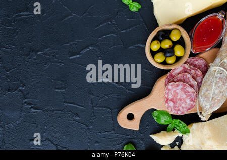 Mediterrane Vorspeisen, Tapas und Antipasti. Verschiedene italienische traditionelle Produkte essen. Leckerer Snack auf Party. Schneidbrett mit Fleisch und c Stockfoto