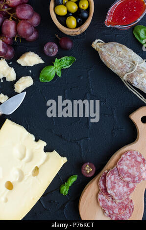 Tabelle mit mediterranen Vorspeisen, Tapas und Antipasti. Verschiedene Bankett Essen im italienischen Stil eingerichtet. Leckerer Snack auf Party. Leeren Platz für Ihren te Stockfoto