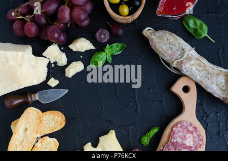 Tabelle mit mediterranen Vorspeisen, Tapas und Antipasti. Verschiedene Bankett Essen im italienischen Stil eingerichtet. Leckerer Snack auf Party. Leeren Platz für Ihren te Stockfoto
