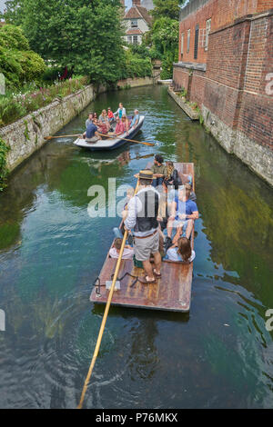 Stocherkahn auf dem Fluss Stour in Canterbury Stockfoto
