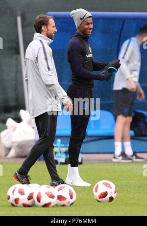 England's Marcus Rashford (rechts) und Manager Gareth Southgate während des Trainings bei Spartak Zelenogorsk Stadion. Stockfoto