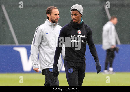 England's Marcus Rashford (rechts) und Manager Gareth Southgate während des Trainings bei Spartak Zelenogorsk Stadion. Stockfoto