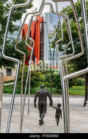 Spanien, Burgos: Bronze Statuen Mann mit Jungen an der Paseo de la Atapuerca vor dem Museum der menschlichen Evolution Stockfoto