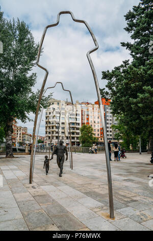 Spanien, Burgos: Bronze Statuen "Man mit jungen" in der Paseo De La Atapuerca vor dem Museum der menschlichen Evolution Stockfoto