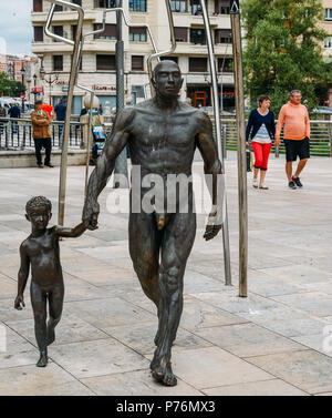Spanien, Burgos: Bronze Statuen Mann mit Jungen an der Paseo de la Atapuerca vor dem Museum der menschlichen Evolution Stockfoto