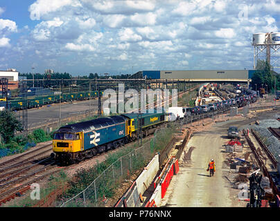 Eine Klasse 47 47847 Diesellok Reihe 'Eisenbahn Welt Magazin/Brian Morrison' mit einer Klasse 66 Diesellok Reihe 66525 Arbeiten eine geladene Ford Auto Zug von Dagenham Docks am 19. August 2004. Stockfoto