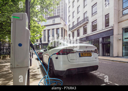 Ein mennekes EV Ladestation im Zentrum von Birmingham, England, Großbritannien Stockfoto