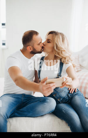 Frau und ihr Mann in Jeans, self portrait. Stockfoto