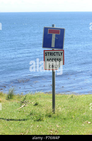 Schild "Dead End" mit einem Schild "Nur für den "trictly Access" am Rande des Meeres unter den Basaltkuppen von Fair Head. Ballycastle, Antrim, Nordirland. Stockfoto