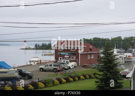 Blick auf den Hafen und die Seepromenade in Baddeck, am nördlichen Ufer des Bras d'Or Lake, Nova Scotia, Kanada. Stockfoto