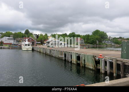 Ein Blick entlang der Wharf bei Baddeck am Ufer des Bras d'Or Lake, Nova Scotia, Kanada Stockfoto